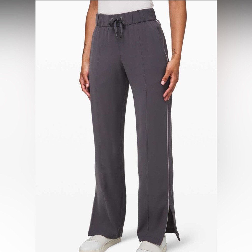 Lululemon On the Right Track Pant
Dark Carbon / Dark Chrome